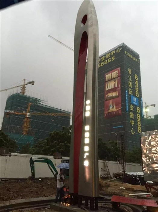 铜雕与动漫的跨界融合 房地产领域中的狮子铜雕像与玻璃钢雕塑设计